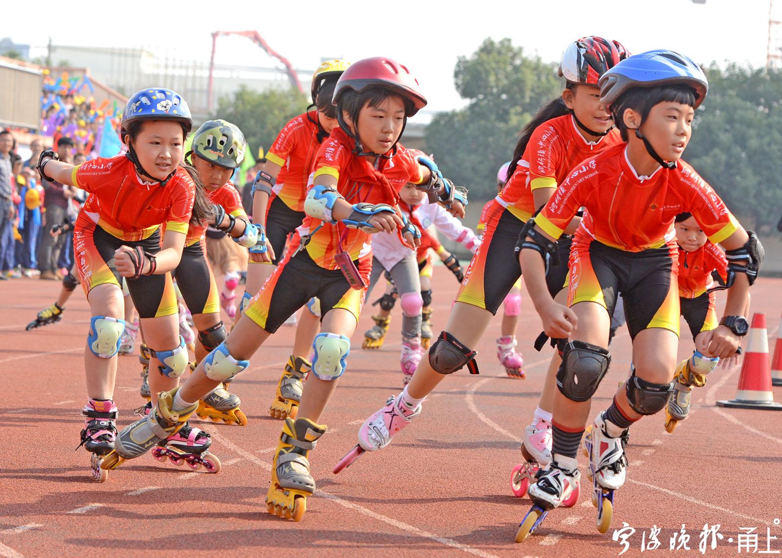 海曙区洞桥镇中心小学赛场上的轮滑小将.jpg
