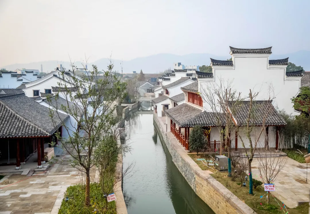 辖区内千年古县慈城,千年古刹保国寺, 百年风情外滩等历史景点 素有 "