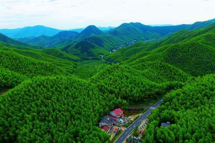 习近平在浙江（十二）：“习近平同志的‘两山论’是非常了不起的思想创造” 