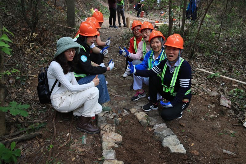 世界地球日,志愿者相约天童修古道!跟着老匠人“手作步道”,13万人次围观甬上直播 世界地球日,志愿者相约天童修古道!跟着老匠人“手作步道”,13万人次围观甬上直播