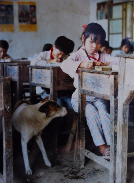 20世纪90年代,余姚山区,放学后孩子们在一起写作业