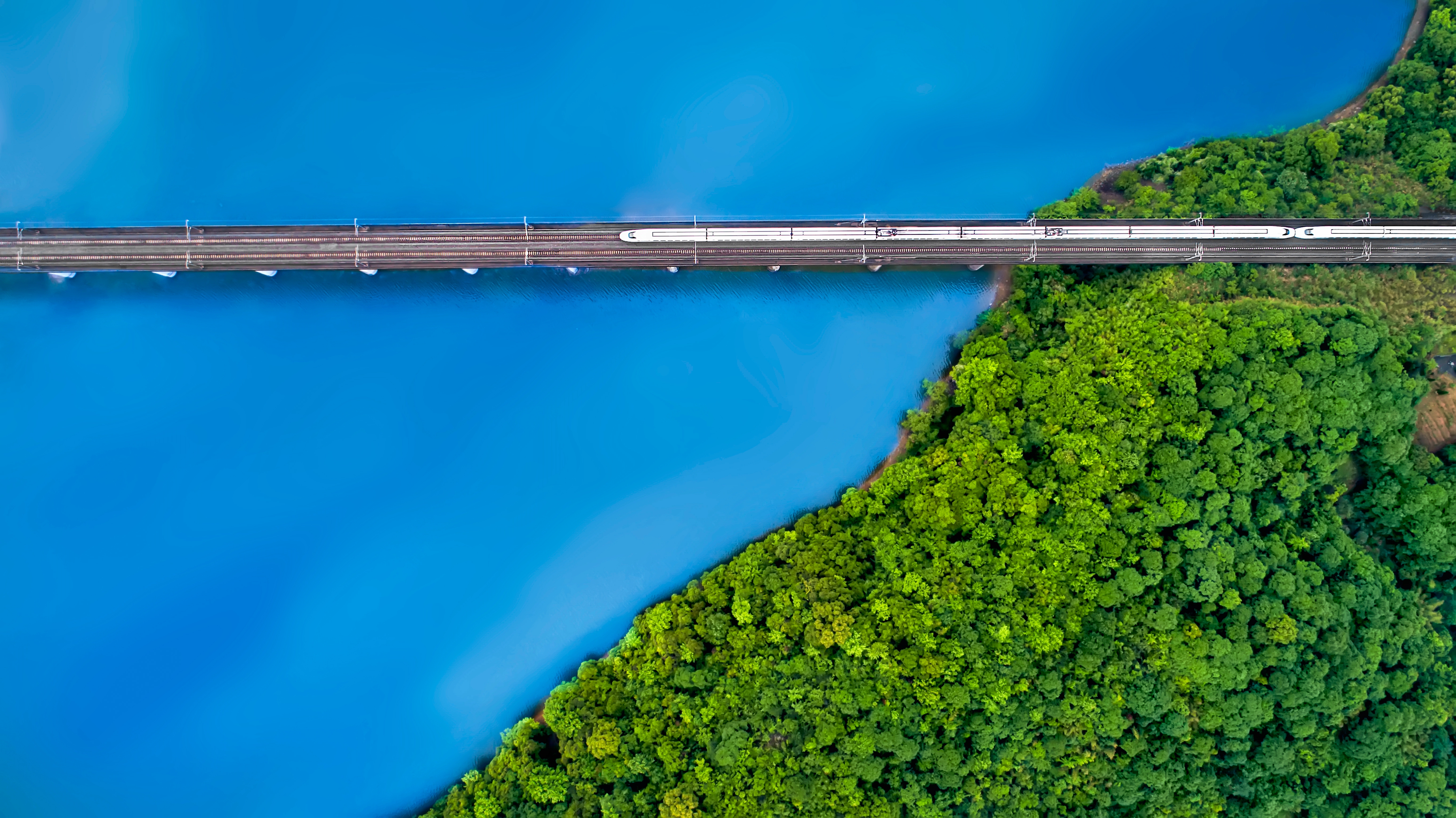 这是宁海县桃源街道杨柳峰村, 火车穿针引线, 锦绣万千,思绪万千.