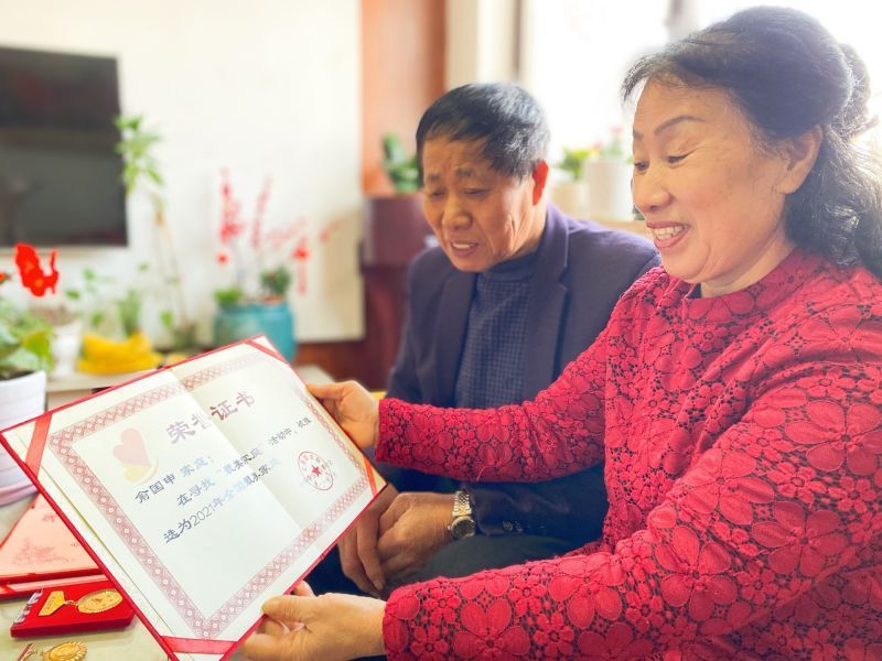 “做人宁可吃亏，也不要占别人上风！”仁爱是这个“全国最美家庭”的家风