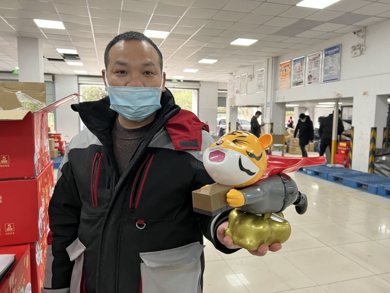 留岗有红包、年货送不停……“快递小哥”留甬安心过年，春节也“不打烊”