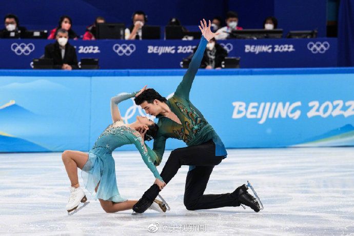 花样滑冰团体赛，首次进入决赛的中国队获得第五名，俄罗斯奥运队提前锁定金牌