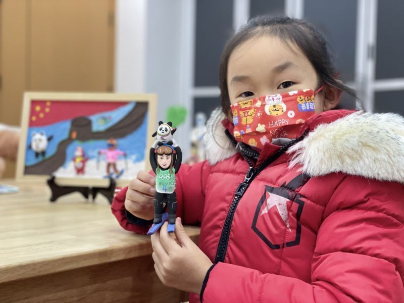 制作冬奥吉祥物花灯，面塑捏出运动员英姿