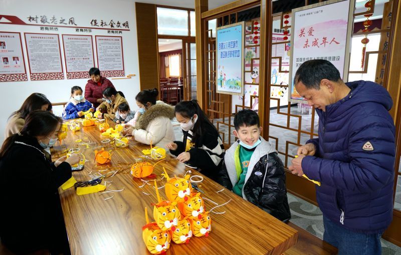 金虎迎福，非遗传承人教小朋友扎彩灯庆元宵