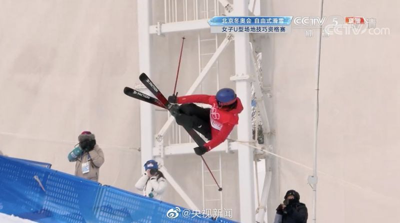 中国队3名选手晋级自由式滑雪女子U型场地技巧决赛，谷爱凌列第一，决赛明天举行