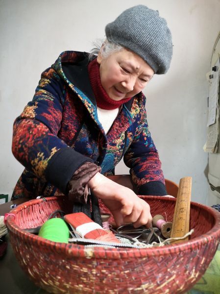  一个“百岁高龄”的朱漆针线篮，记载着三代人以俭养德的家风传承