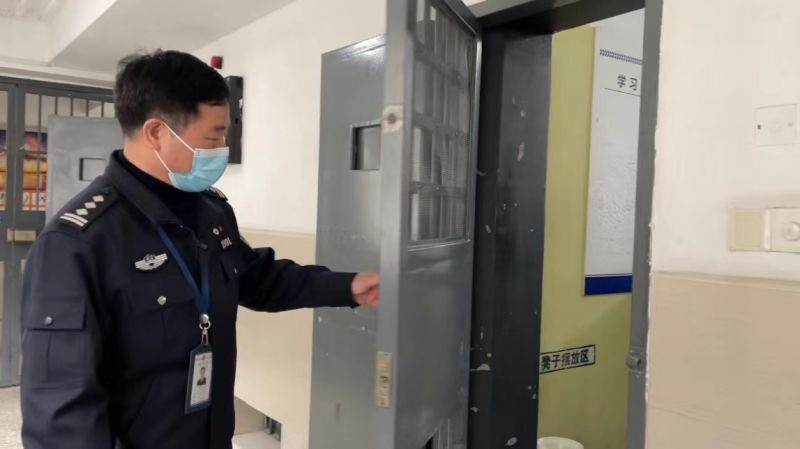 党徽闪闪这五年｜他把危险留给自己，把安全交给社会