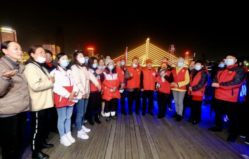 140余名优秀志愿者代表夜游三江，他们用歌声为志愿服务事业打call