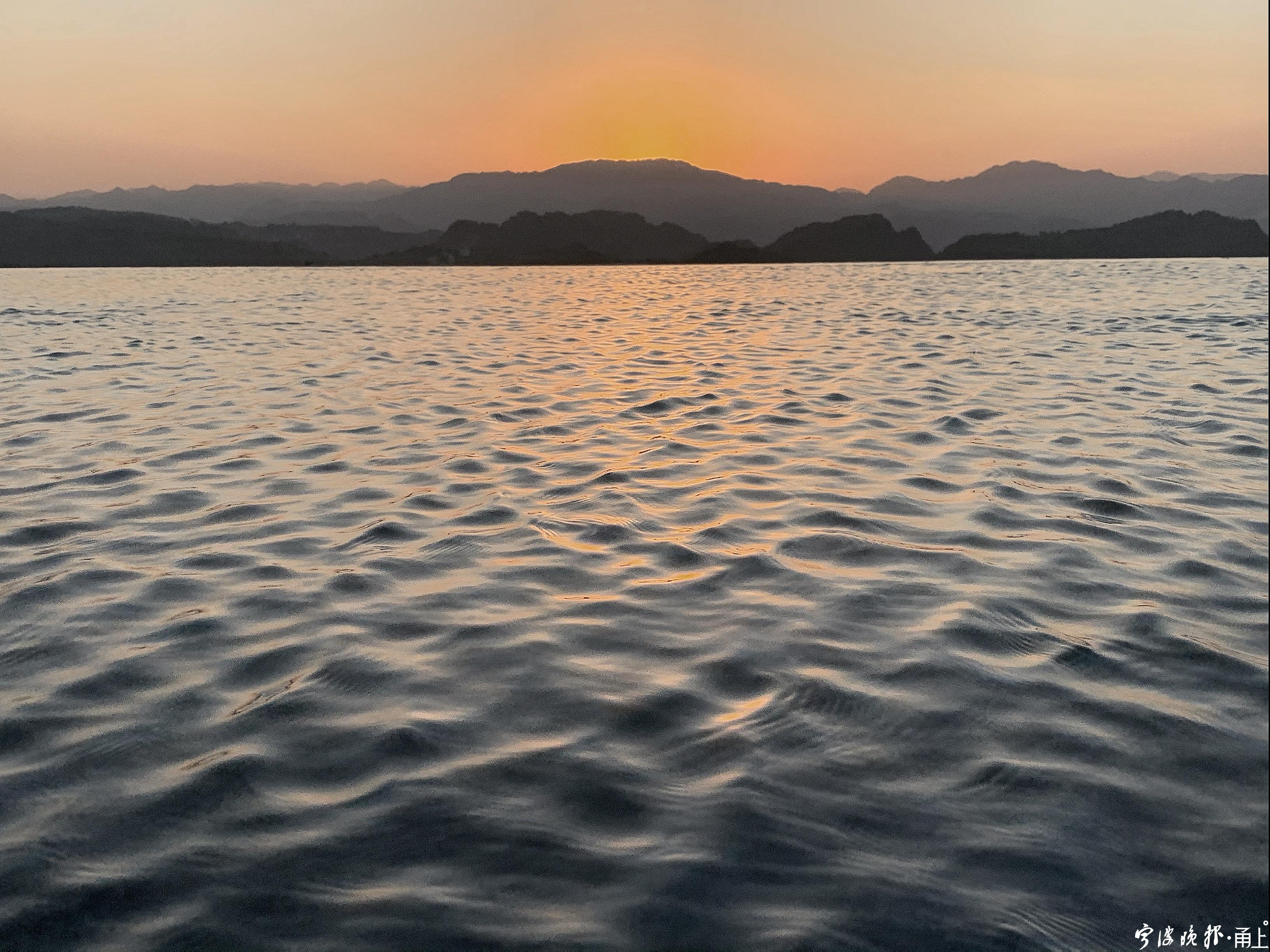 公元729年初冬,孟浩然坐在钱塘江上的舟中,时不时引颈眺望,问舟中旅人