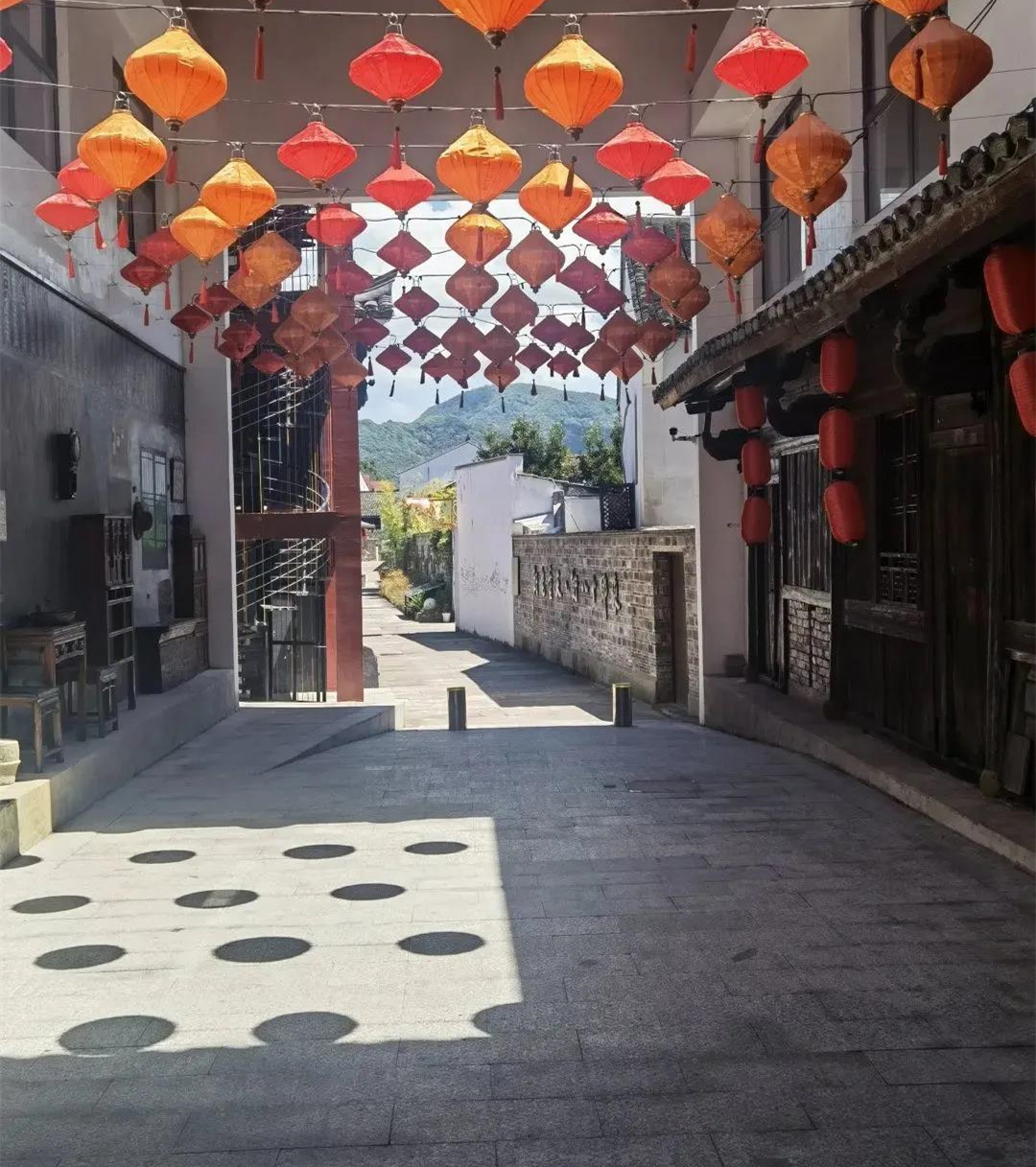 天童老街全长1500米,东西走向,稍微有一点倾斜,从高空看像一条弯曲的