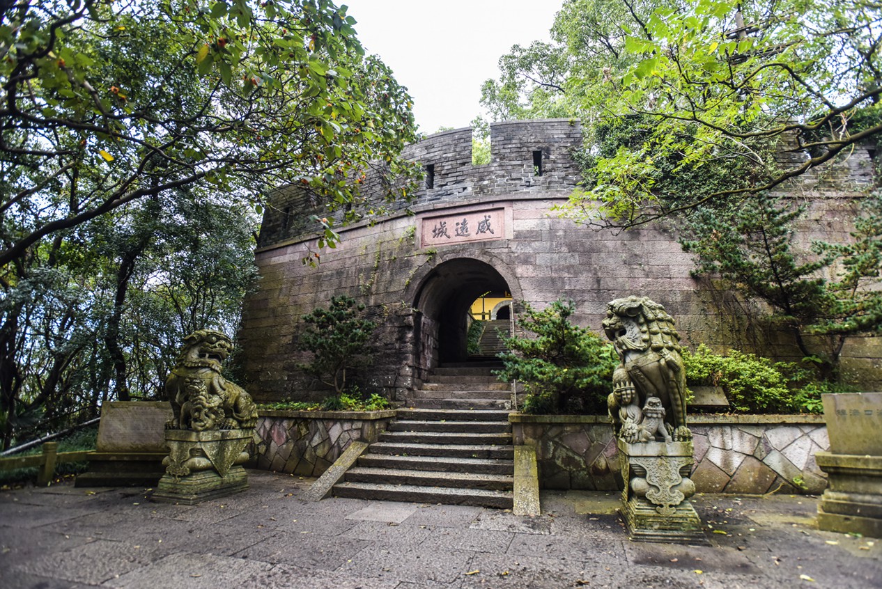 又因山巔原建有