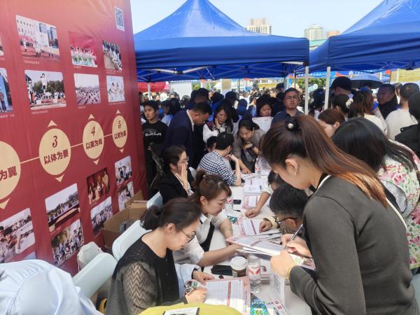 人工智能、新能源车等方向成“顶流”,这场中职招生咨询会挤满人 人工智能、新能源车等方向成“顶流”,这场中职招生咨询会挤满人
