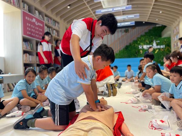 “周妈妈”公益暑托班迎来第12个夏天,“急救少年”开启托班第一课 “周妈妈”公益暑托班迎来第12个夏天,“急救少年”开启托班第一课