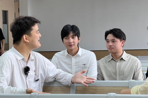 “该吃吃,该喝喝,我们不认为他有特殊之处” “该吃吃,该喝喝,我们不认为他有特殊之处”