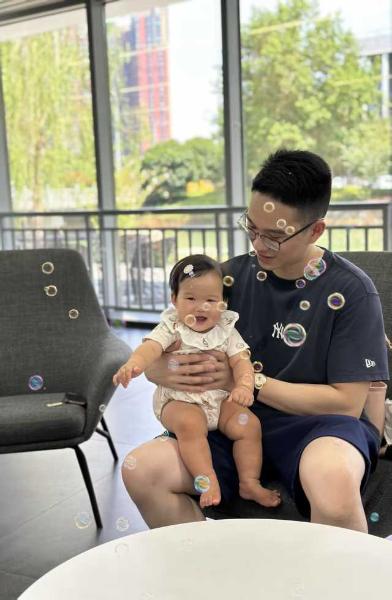 父亲节特别策划②90后父亲以公益诠释父爱,为女儿种下爱的种子 父亲节特别策划②90后父亲以公益诠释父爱,为女儿种下爱的种子