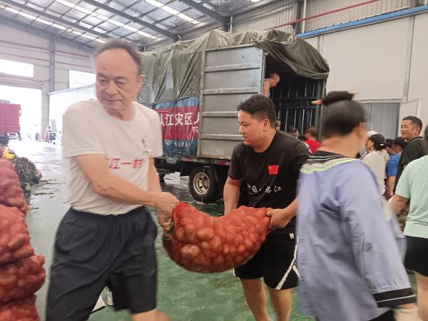 曾在万米高空救过人的陈老师 这次在榕江洪灾中当志愿者
